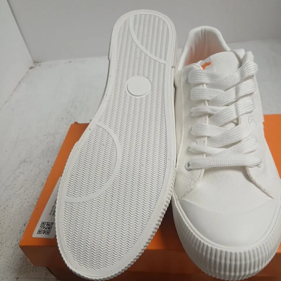 ROCKET DOG WHITE CANVAS SNEAKERS, UK 8