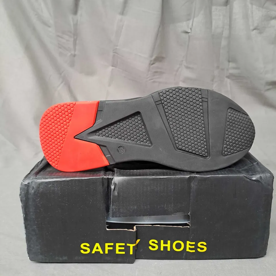 BOXED PAIR OF SAFTEY SHOES SIZE 6