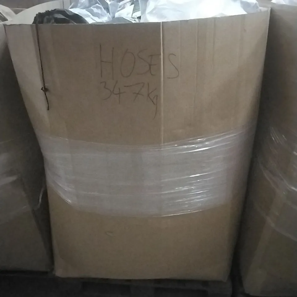 A PALLET CONTAINING ASSORTED GARDEN HOSES, MEMORY FOAM ETC