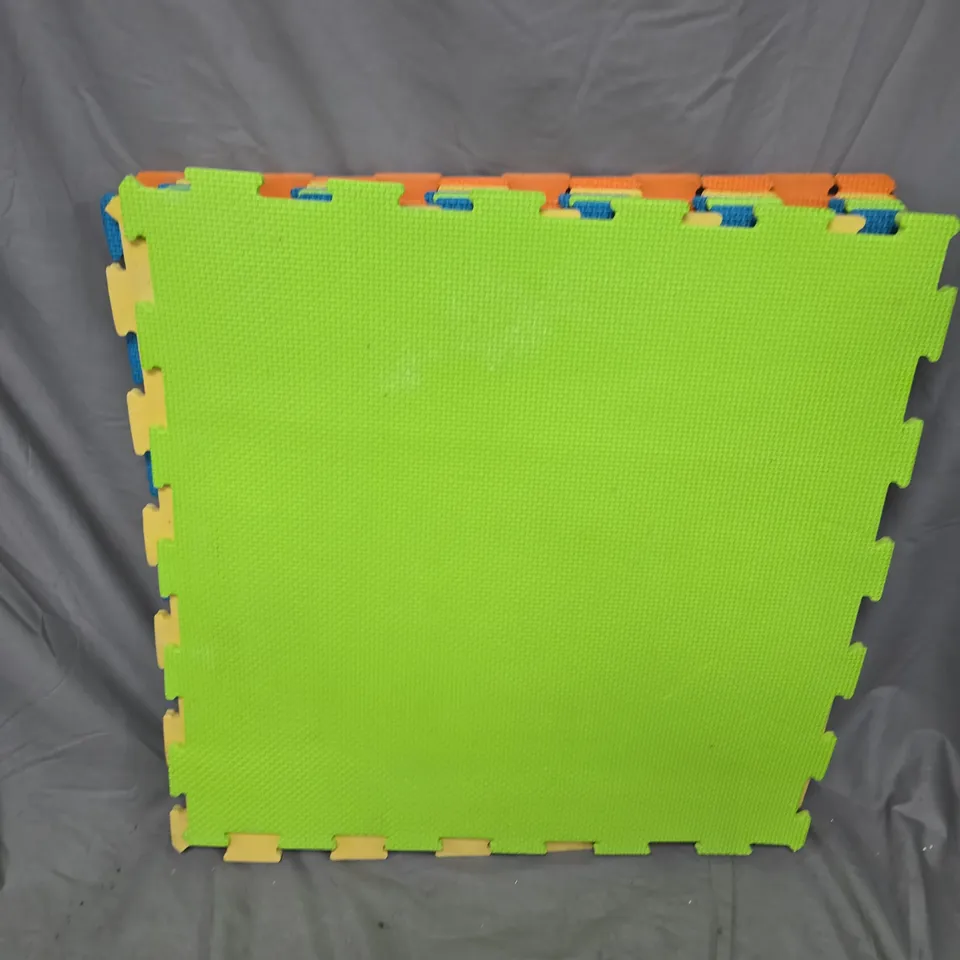 8 INTERLOCKING KIDS PLAY MATS IN VARIOUS COLOURS