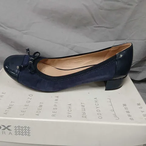 GEOX CAREY NAVY SUEDE & PATENT BOW PUMPS β WOMEN'S, UK 8 (EU 42)