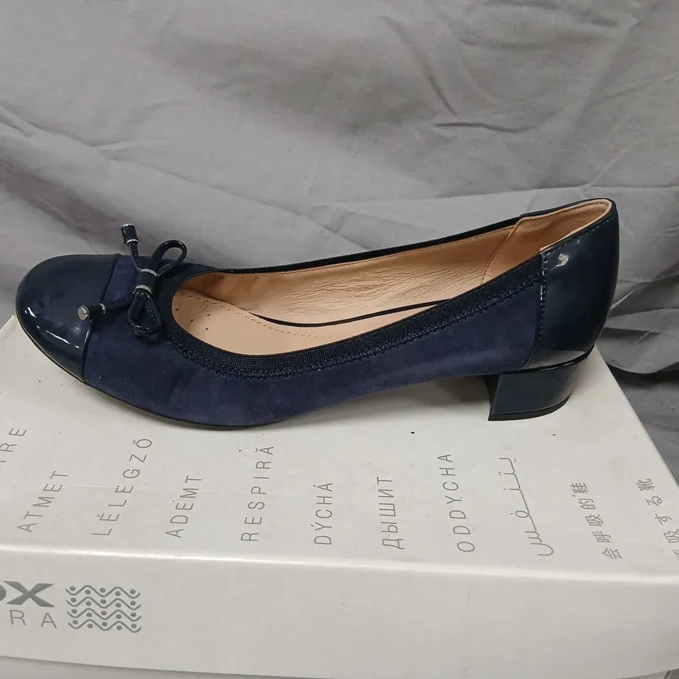 GEOX CAREY NAVY SUEDE & PATENT BOW PUMPS – WOMEN'S, UK 8 (EU 42)