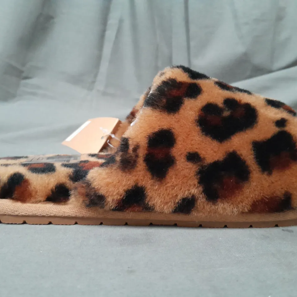 BOXED PAIR OF FENLAND SHEEPSKIN WOMEN'S SLIDERS IN LEOPARD SIZE 5/6