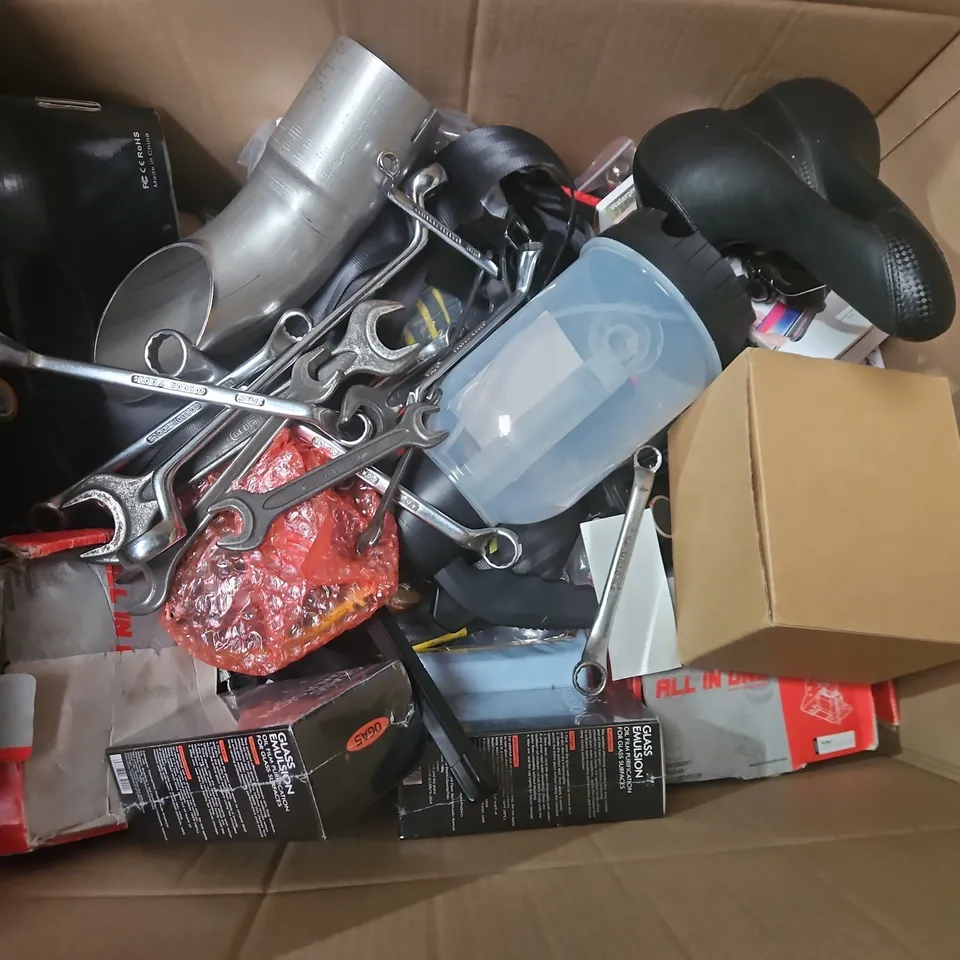 LARGE BOX OF ASSORTED CAR ITEMS TO  INCLUDE TOOLS - LED LIGHTS - FLOOR MATTS 