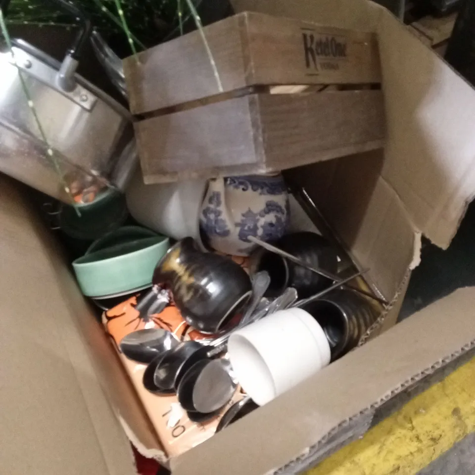 PALLET OF ASSORTED CATERING SUPPLIES AND RESTERAUNT DECOR ITEMS