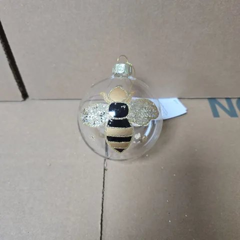 7 X 6 GISELA GRAHAM LONDON GLASS CHRISTMAS HANGING ORNAMENTS WITH BEE DESIGN BOXED