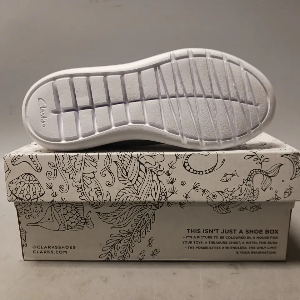 BOXED PAIR OF CLARKS SCAPE WEAVE KIDS SHOES IN GREY/PINK UK SIZE 12