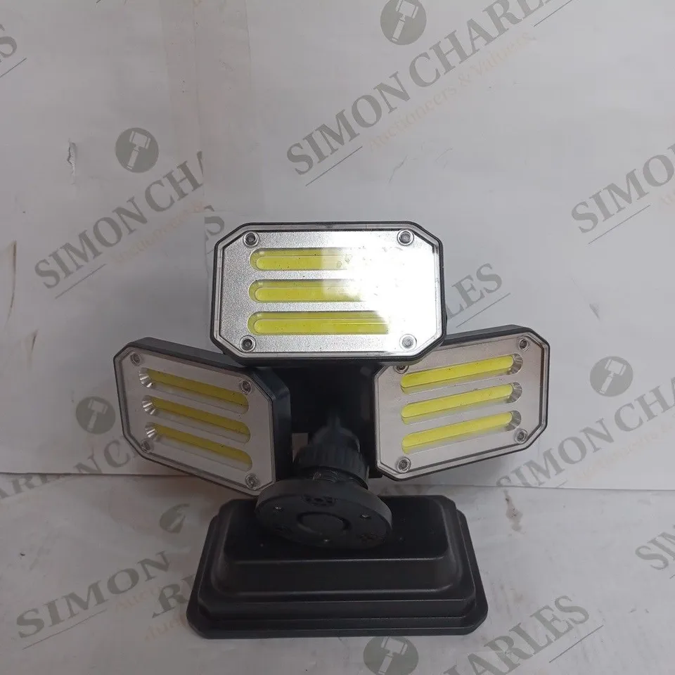 BOXED BELL & HOWELL 300 LUMENS BIONIC FLOODLIGHT