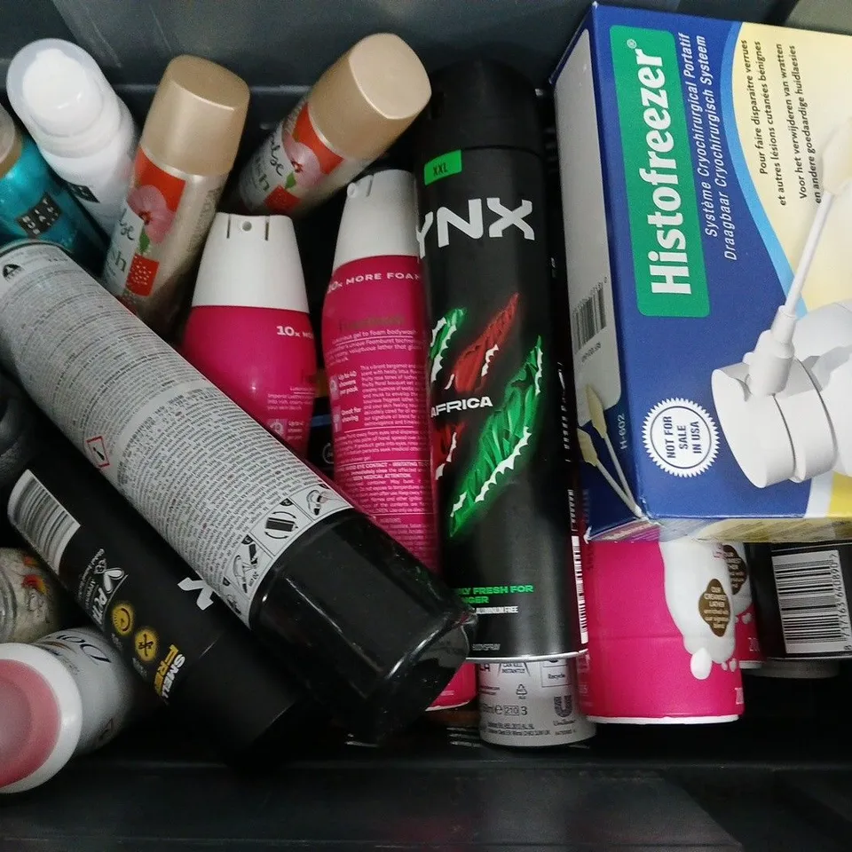 APPROXIMATELY 15 ASSORTED AEROSOLS TO INCLUDE LYNX AFRICA, RITUALS SHOWER GEL, HISTOFREEZER, ETC - COLLECTION ONLY