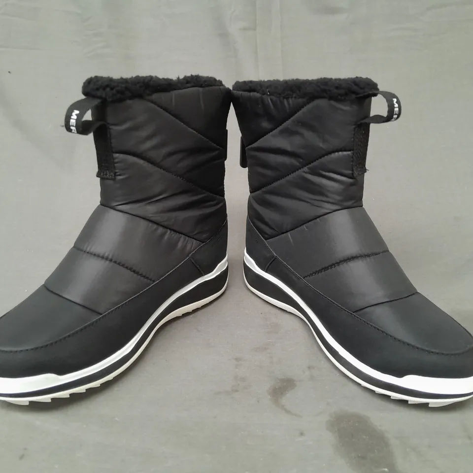 PAIR OF MERRELL ANKLE BOOTS IN BLACK UK SIZE 5