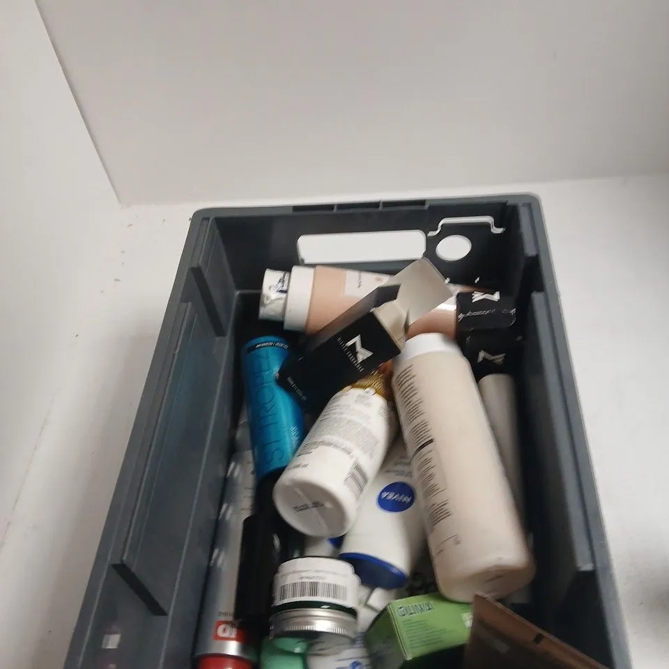 TOTE OF APPROXIMATELY 20 ASSORTED COSMETICS TO INCLUDE: OLAY BODY LOTION