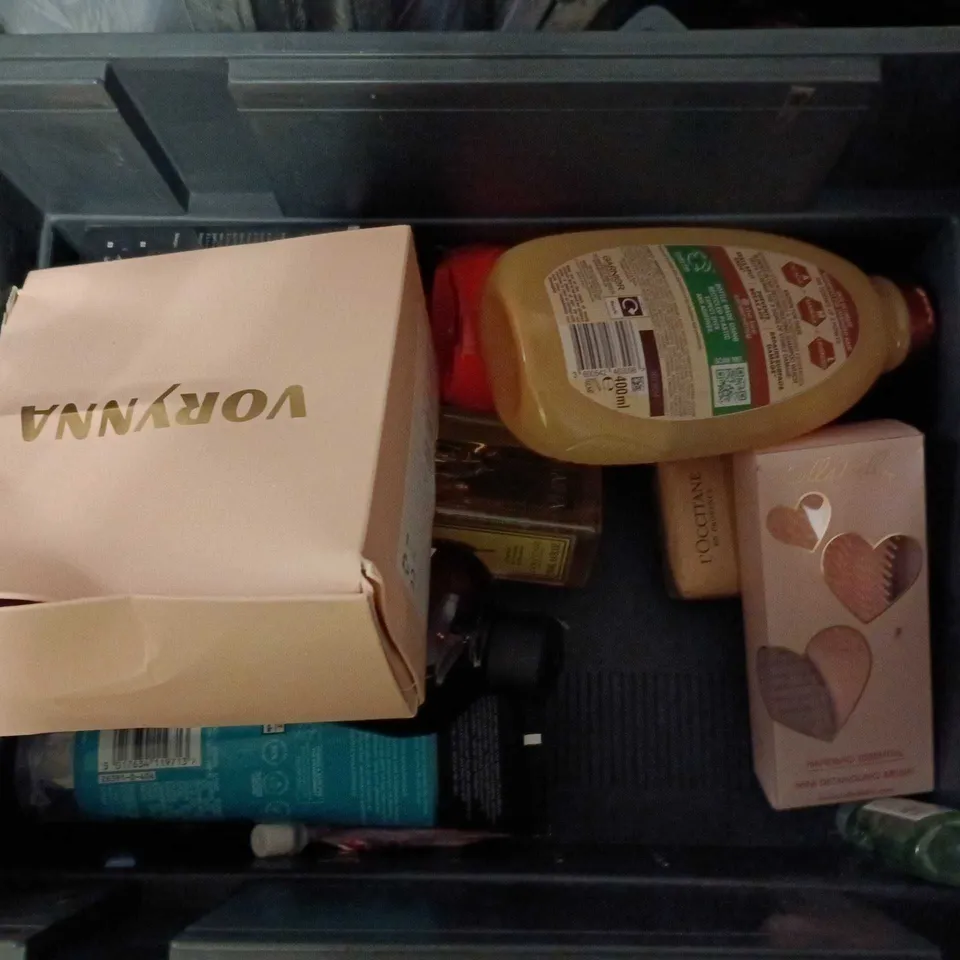 APPROXIMATEY 20 ASSORTED HEALTH AND BEAUTY PRODUCTS TO INCLUDE - CANTU FOR KIDS NOURISHING SHAMPOO - PANTENE PRO-V SHAMPOO AND CAREX HANDWASH