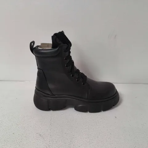 BOXED KILLSTAR DISCORDANT BOOTS IN BLACK - UK 8