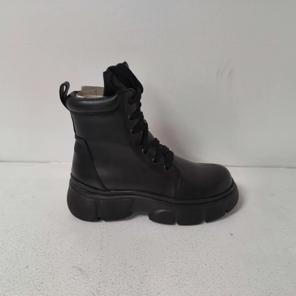 BOXED KILLSTAR DISCORDANT BOOTS IN BLACK - UK 8
