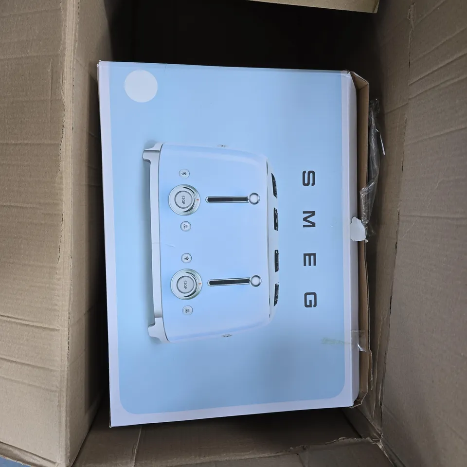 SMEG 50'S STYLE KETTLE KLF03WHUK AND 4-SLICE TOASTER