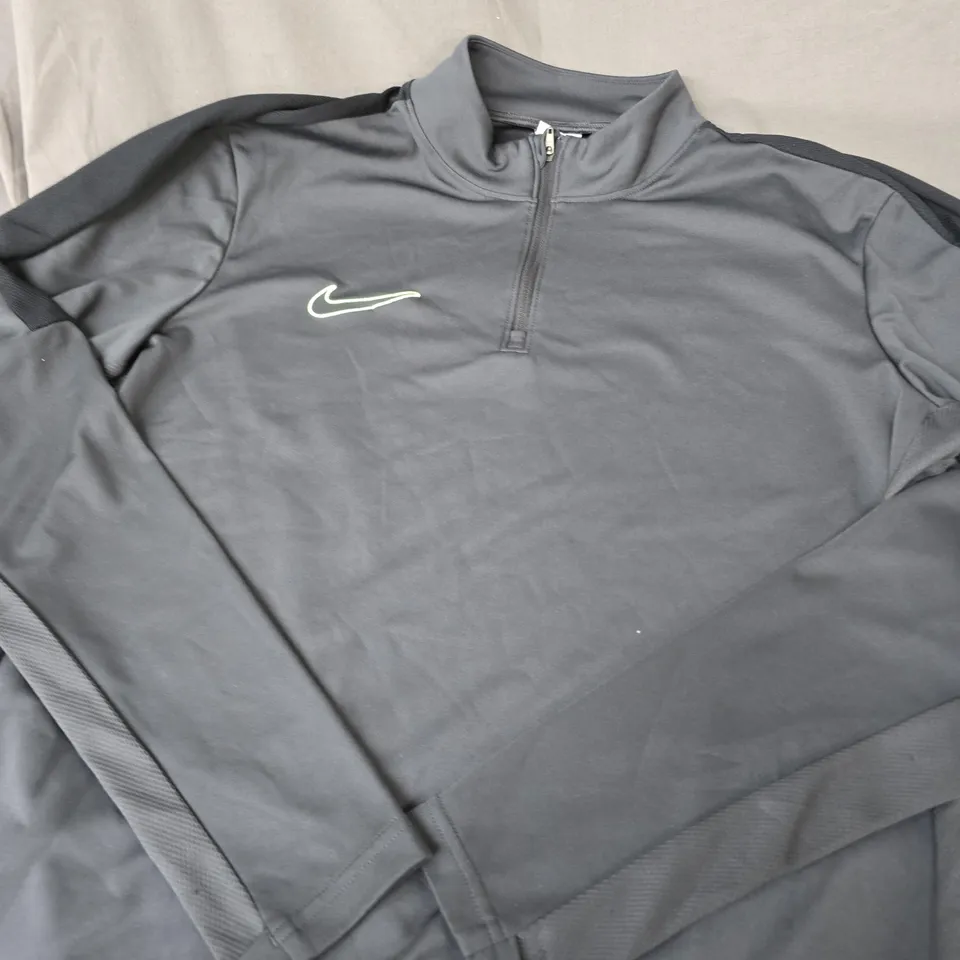 NIKE LOGO 1/4 ZIP TOP - SIZE M