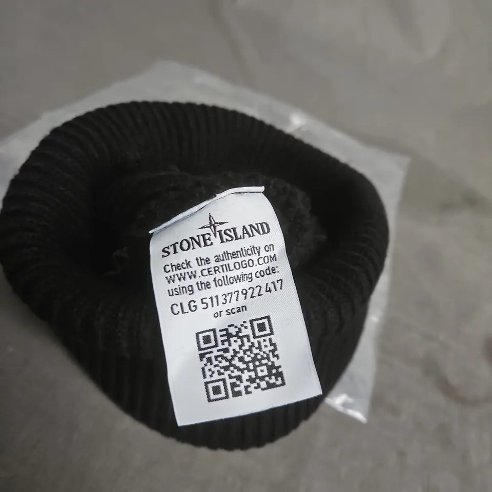 STONE ISLAND BLACK RIBBED BEANIE HAT
