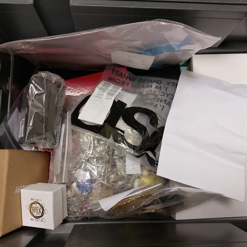 BOX OF APPROX 10 JEWELLERY ITEMS TO INCLUDE BRACELETS, NECKLACES AND BROOCHES