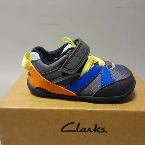 BOXED CLARKS ROAMER SPORT T GRREY COMBI - KIDS UK 2