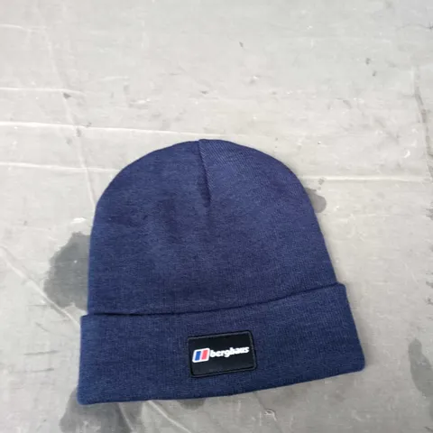 BOX OF APPROXIMATELY 25 ASSORTED CLOTHING ITEMS TO INCLUDE: BERGHAUS HAT AND OSPREY SOCKS