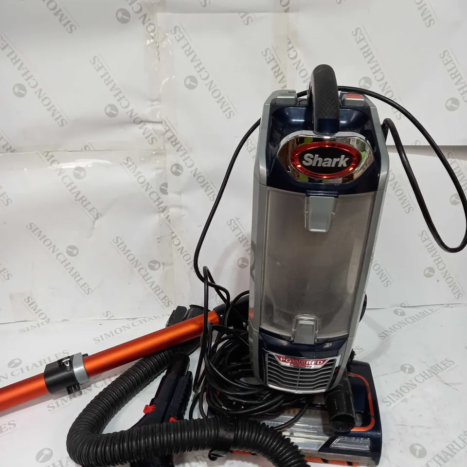 SHARK UPRIGHT VACUUM CLEANER - LIFT AWAY 