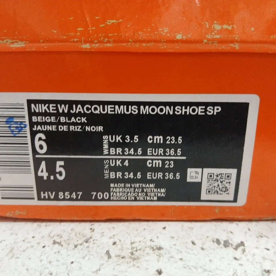BOXED PAIR OF NIKE W JACQUEMUS MOON SHOE SP – BEIGE/BLACK (UK 4)