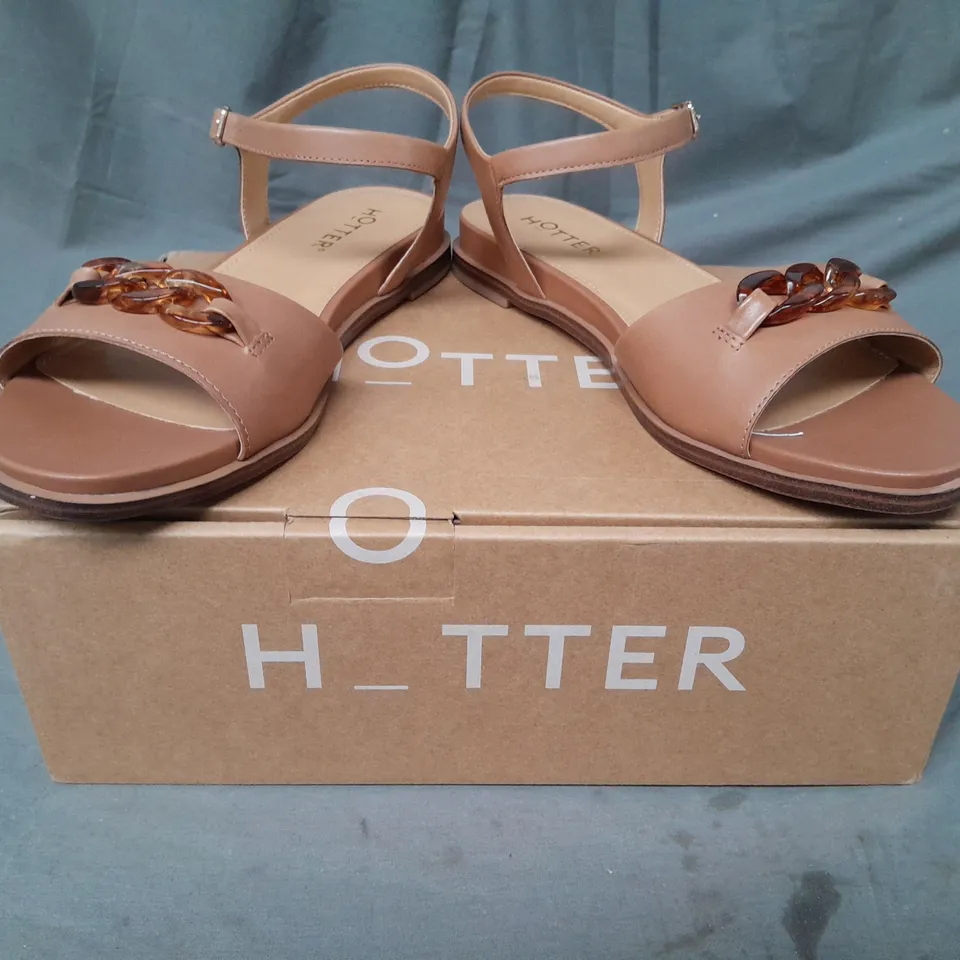 BOXED PAIR OF HOTTER OPEN TOE SANDALS IN TAN UK SIZE 8