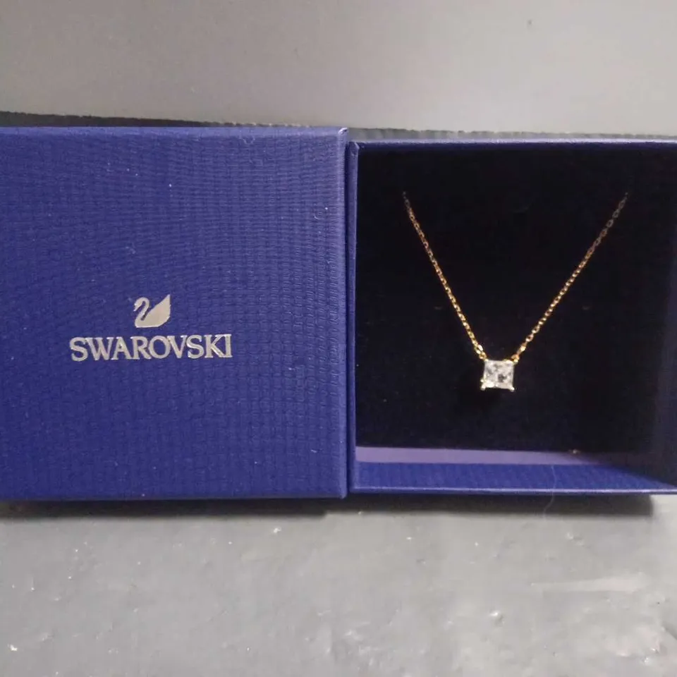 BOXED SWAROSKI ATTRACT SWAURE CUT NECKLACE 