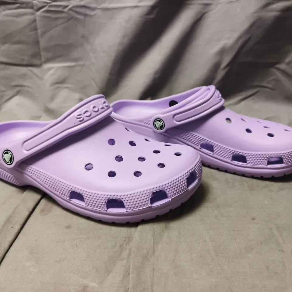 BOXED PAIR OF CROCS CLASSIC CLOGS IN LILAC SIZE UK M7/W8