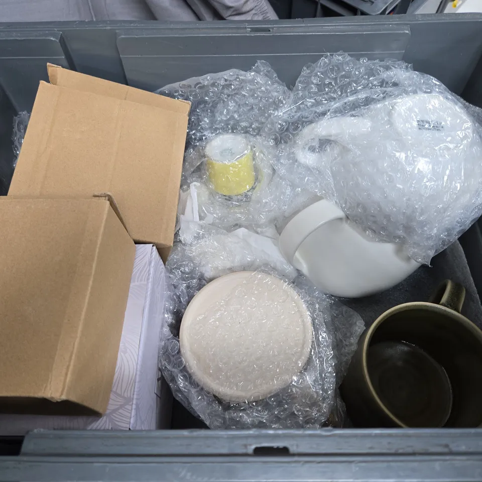 TOTE OF APPROXIMATELY 10 POTTERY ITEMS TO INCLUDE A SMALL MILK JUG, MUGS AND SAUCERS