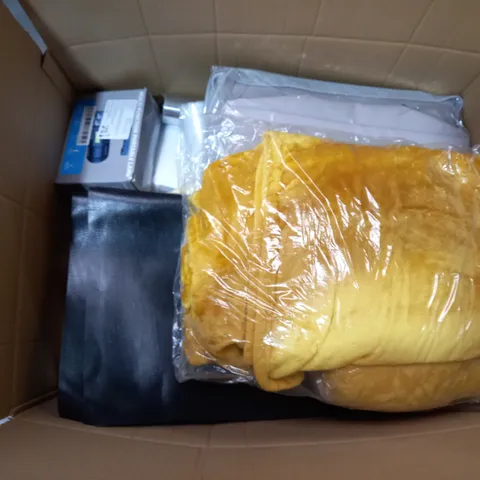 APPROXIMATELY 15 ASSORTED HOUSEHOLD ITEMS TO INCLUDE TOWELS , STORAGE UNITS , TORCHERS , ETC