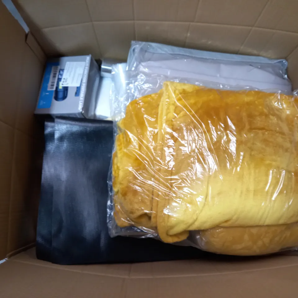 APPROXIMATELY 15 ASSORTED HOUSEHOLD ITEMS TO INCLUDE TOWELS , STORAGE UNITS , TORCHERS , ETC 