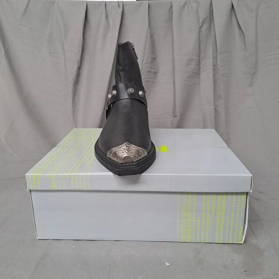 BOXED PAIR OF KOI SOUL RENDER COWBOY BOOTS IN BLACK/SILVER EFFECT UK SIZE 10