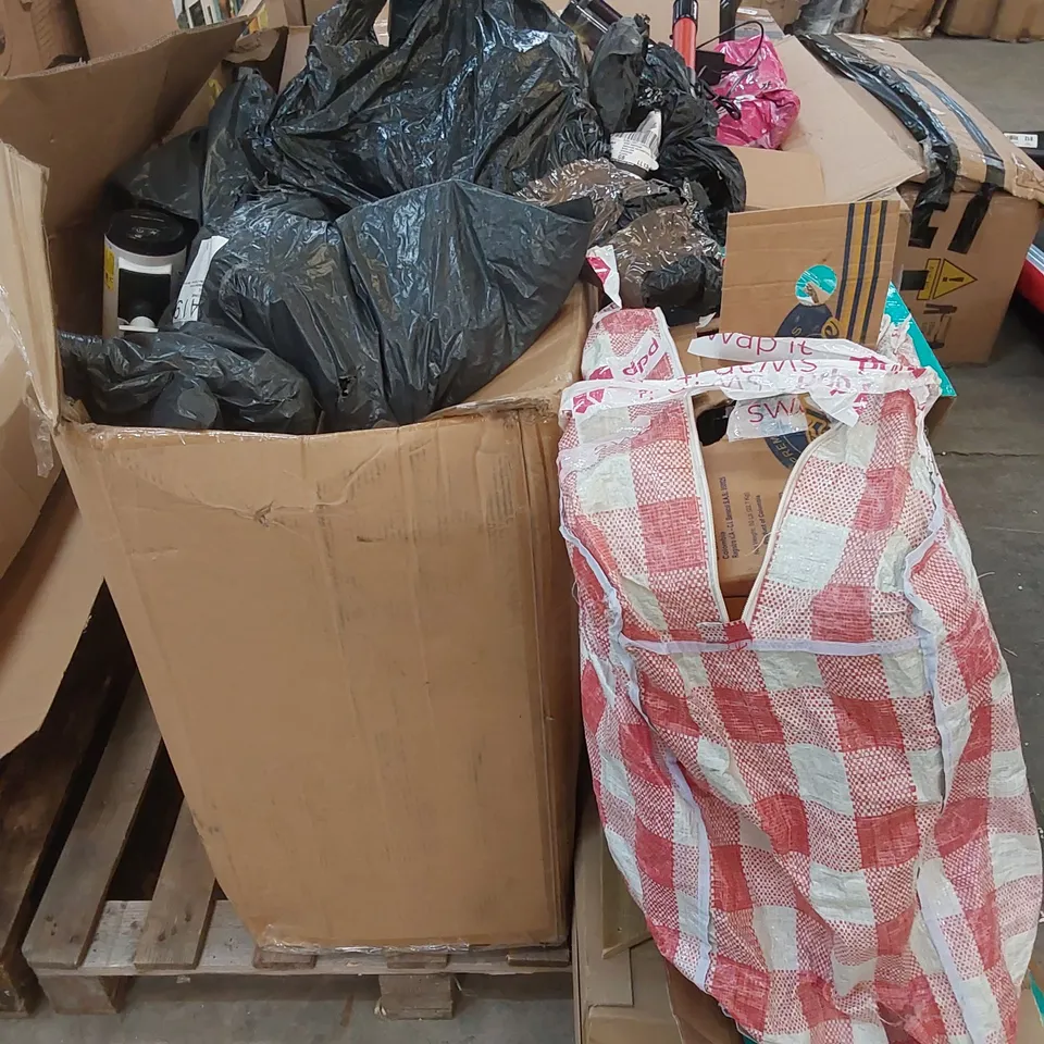 PALLET OF ASSORTED INCOMPLETE HOUSEHOLD ITEMS TO INCLUDE; GARDEN PLAYSET AND VACUUM CLEANER PARTS 