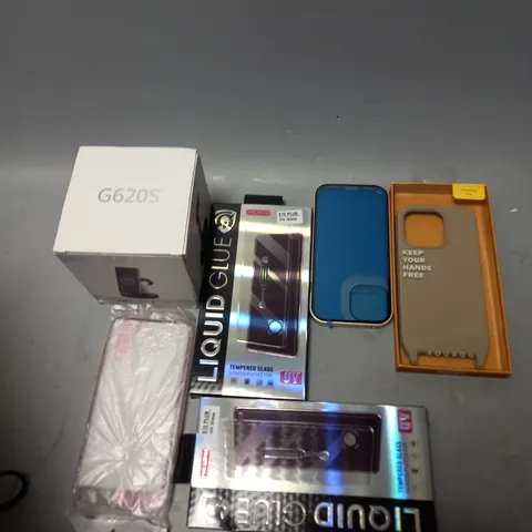 APPROXIMATELY 30 ASSORTED SMARTPHONE ACCESSORIES TO INCLUDE SCREEN PROTECTORS, CHARGING CABLES, PROTECTIVE CASES ETC