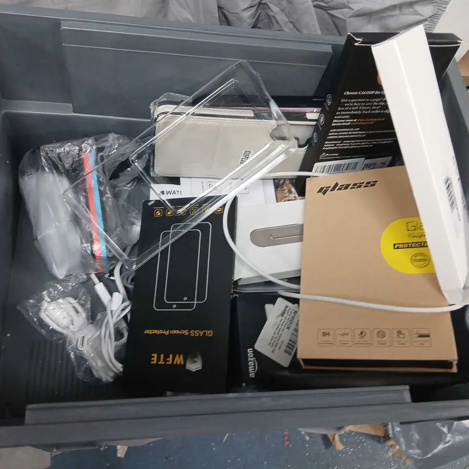 LARGE QUANTITY OF ASSORTED ELECTRICAL ACCESSORIES TO INCLUDE; 100W FAST CHARGE, SCREEN PROTECTORS AND PHON BATH