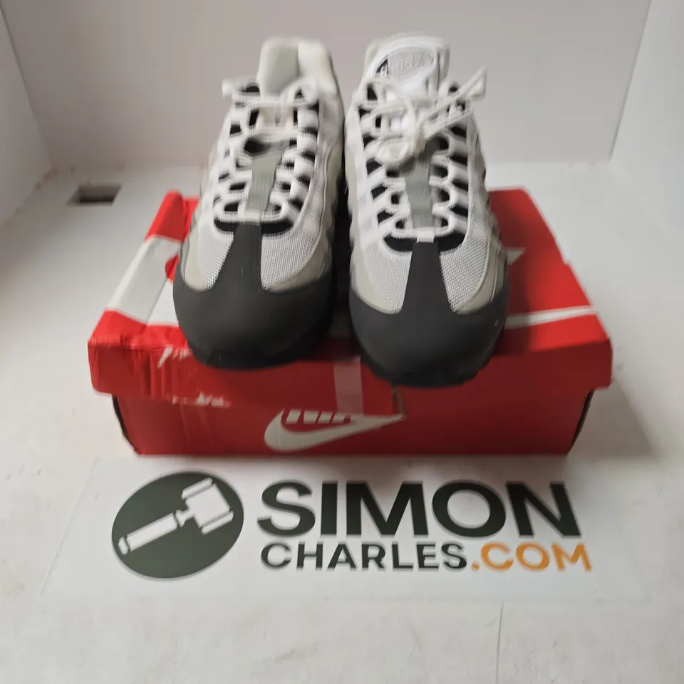 BOXED PAIR OF NIKE AIR MAX 95 BIG BUBBLE TRAINERS IN GREY/WHITE - UK 12