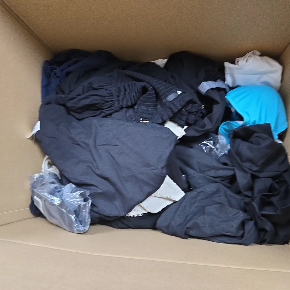 APPROXIMATELY 20 ASSORTED CLOTHING ITEMS IN VARIOUS BRANDS, SIZES, AND STYLES TO INCLUDE VERY AND YOURS ETC.