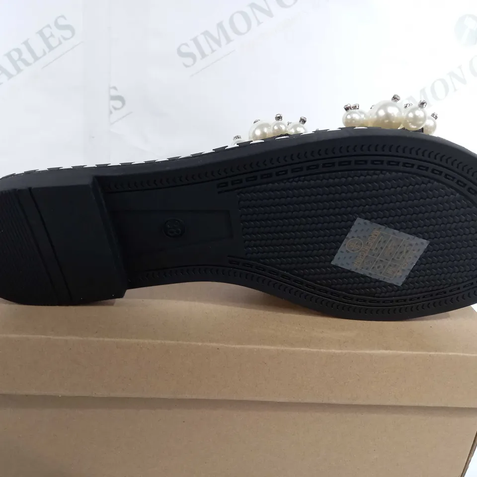 BOXED PAIR OF DESIGNER QUILTED OPEN TOE SANDALS IN BLACK WITH FAUX PEARL DETAIL - EU 38