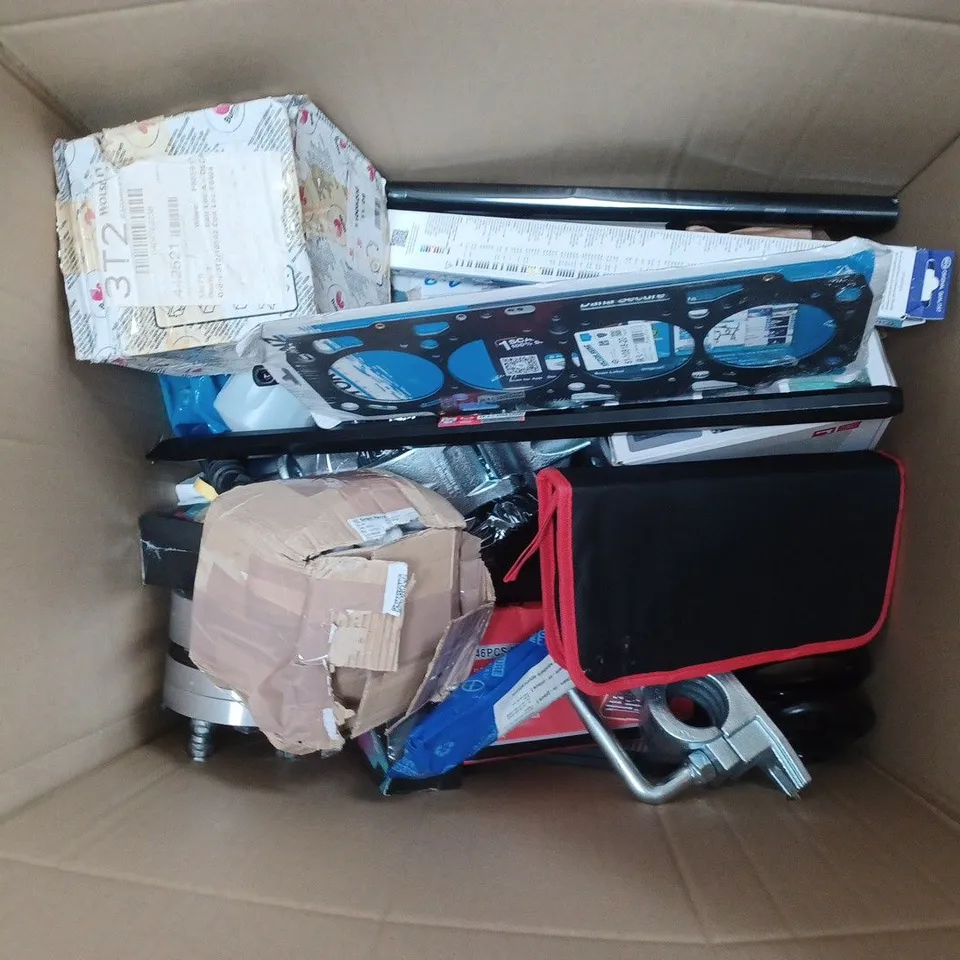 APPROXIMATELY 15 ASSORTED VEHICLE PARTS & ACCESSORIES TO INCLUDE SOCKET WRENCH SET, POLISHING AND WAXING MACHINE, GASKET CYLINDER HEAD, ETC - COLLECTION ONLY
