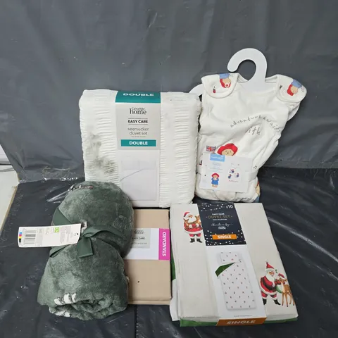 APPROXIMATELY 20 ASSORTED HOMEWARE ITEMS TO INCLUDE PADDINGTON SLEEPING BAG, SEERSUCKER DUVET SET, DOG THROW, ETC