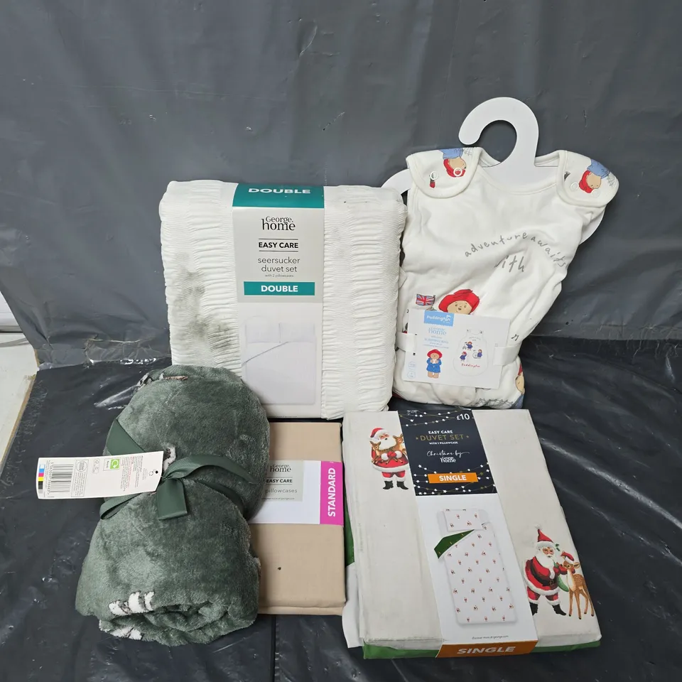 APPROXIMATELY 20 ASSORTED HOMEWARE ITEMS TO INCLUDE PADDINGTON SLEEPING BAG, SEERSUCKER DUVET SET, DOG THROW, ETC