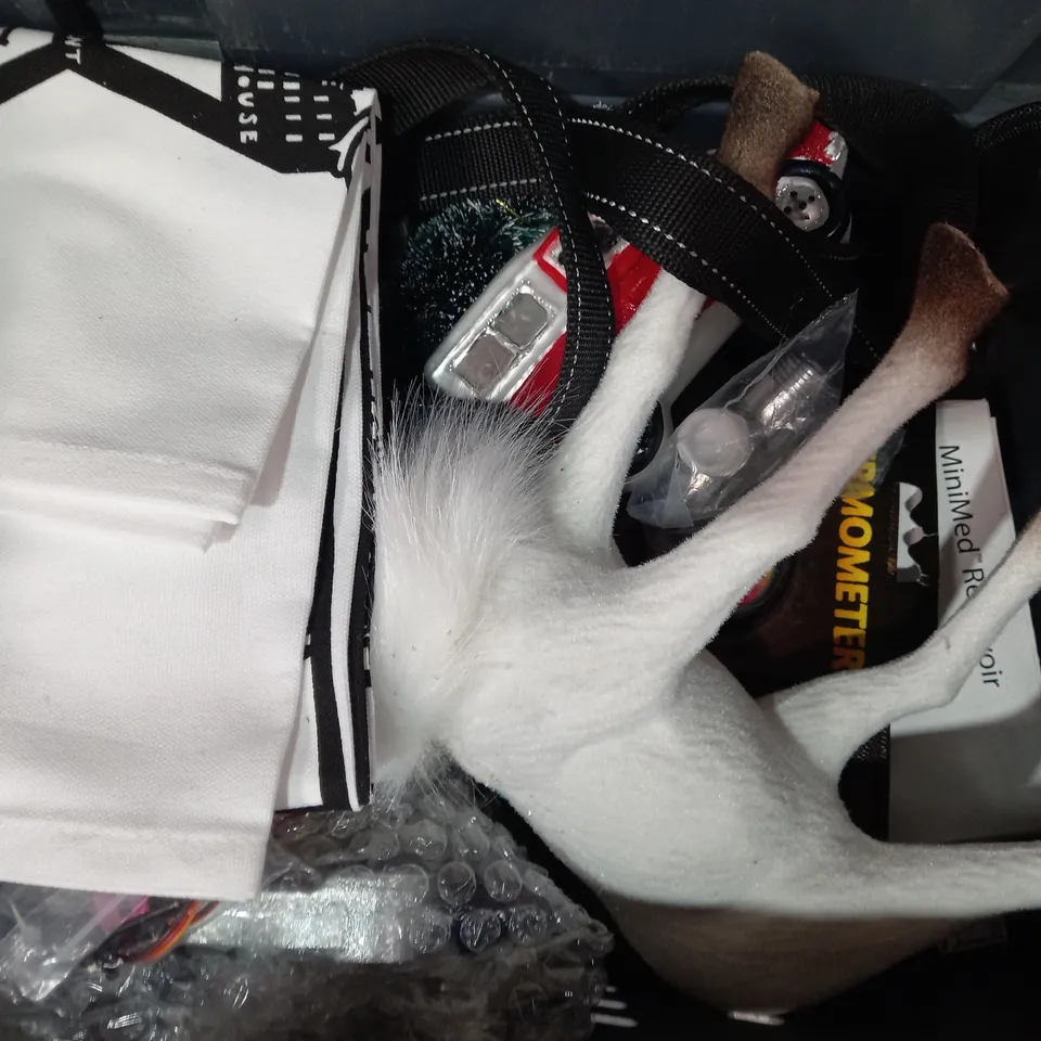 LOT OF APPROXIMATELY 10 ASSORTED HOUSEHOLD ITEMS TO INCLUDE MOLESKIN PLAIN NOTEBOOK, HARRIET QUICK NOTEBOOK, MOTION 1.5KG HEXWEIGHT DUMBBELL, ETC,
