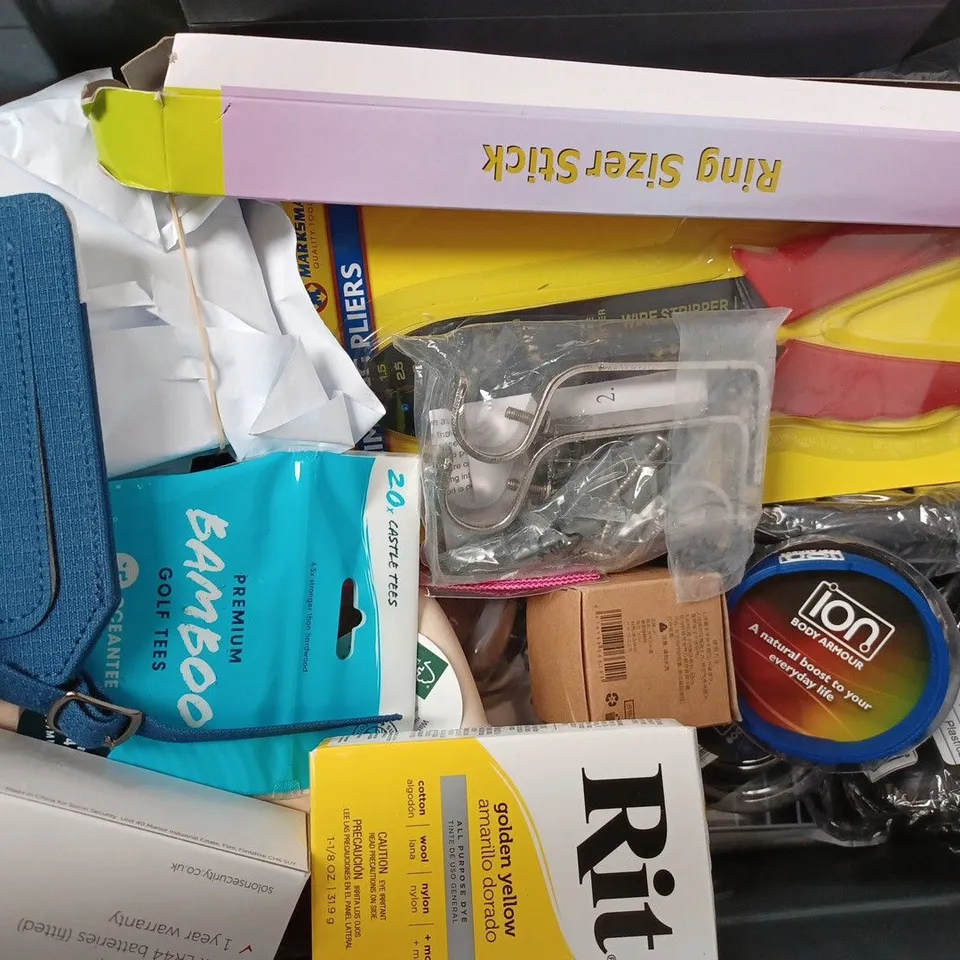 BOX OF APPROX 20 ASSORTED ITEMS TO INCLUDE - THE RONNIE RANGE FISH FOOD - OCEANTEE PREMIUM BAMBOO GOLF TEES - DOOR WEDGE ALARM ECT 