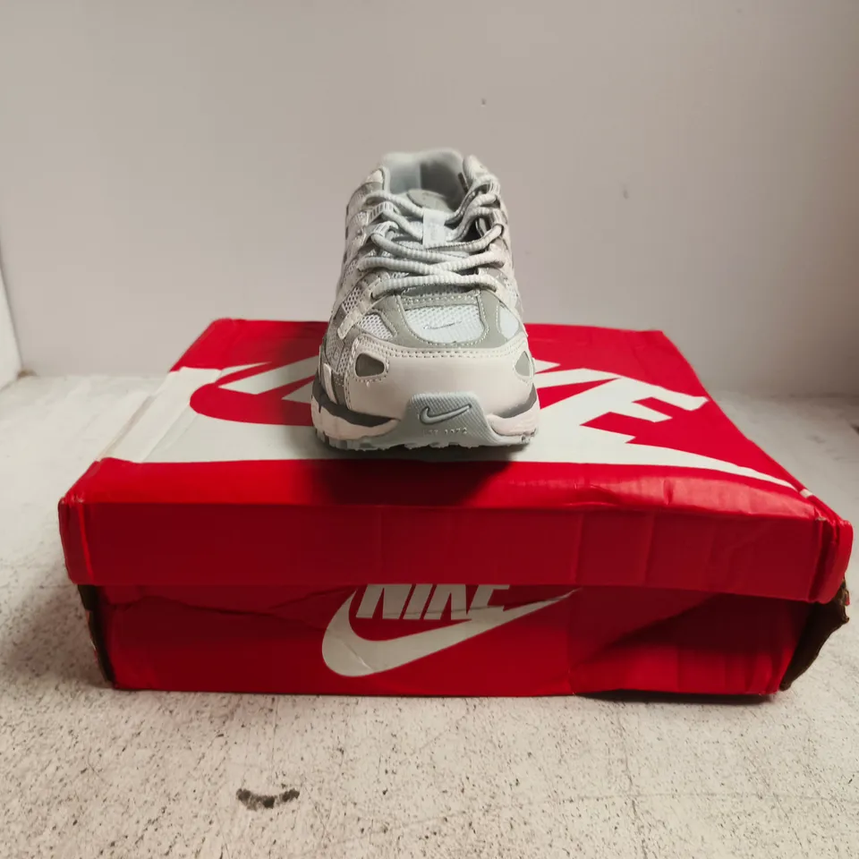 BOXED PAIR OF NAKE P-6000 TRAINERS IN GREY/WHITE SIZE UK 5.5