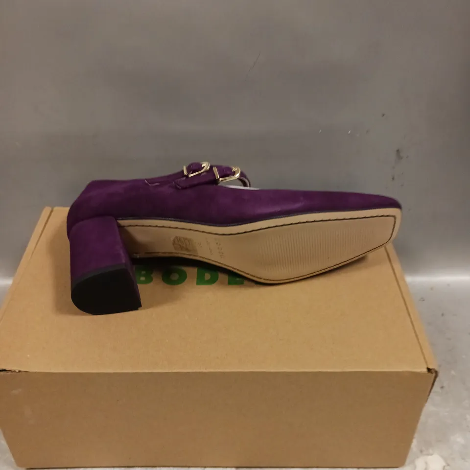 BOXED PAIR OF BODEN BLOCK HEEL PUMPS IN PURPLE - 6