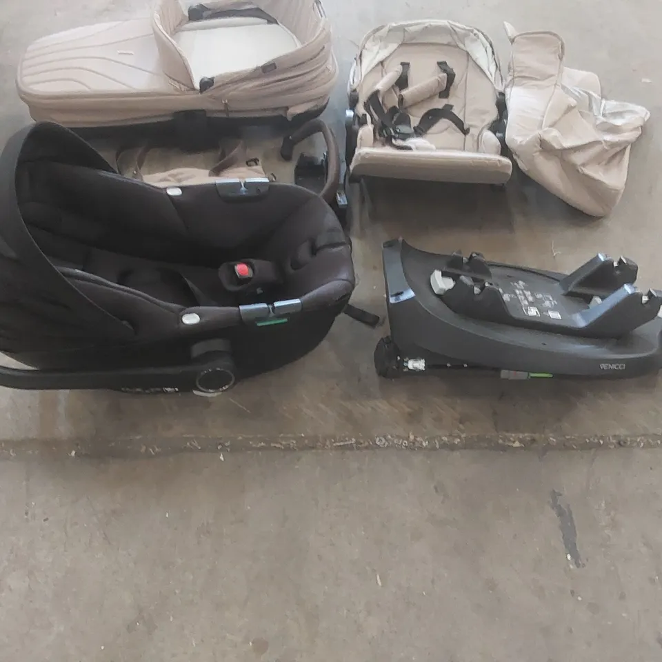 BOXED VENICCI CARRYCOT, CAR SEAT AND ACCESSORIES (2 BOXES)