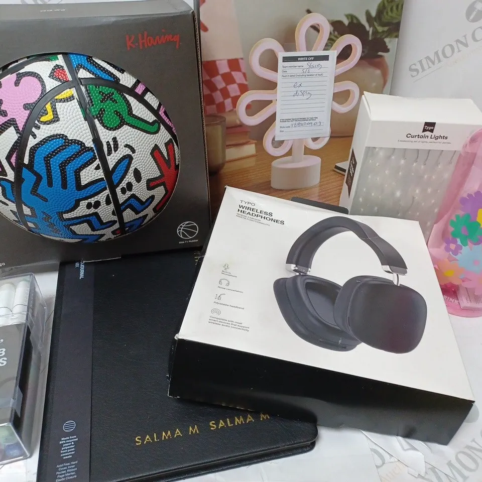 APPROXIMATELY 7 COTTON ON ITEMS INCLUDING KEITH HARING BASKETBALL, BLACK HEADPHONES, WATERBOTTLE