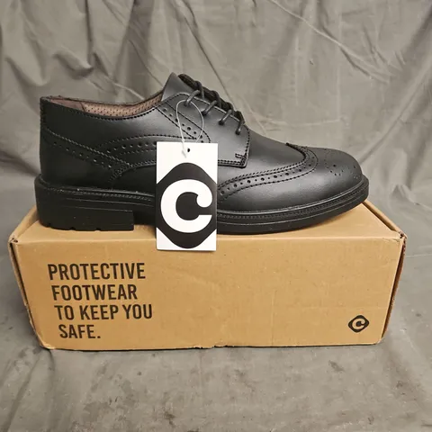 BOXED PAIR OF CONTRACTOR RADON BROGUE SHOES IN BLACK SIZE UK 10
