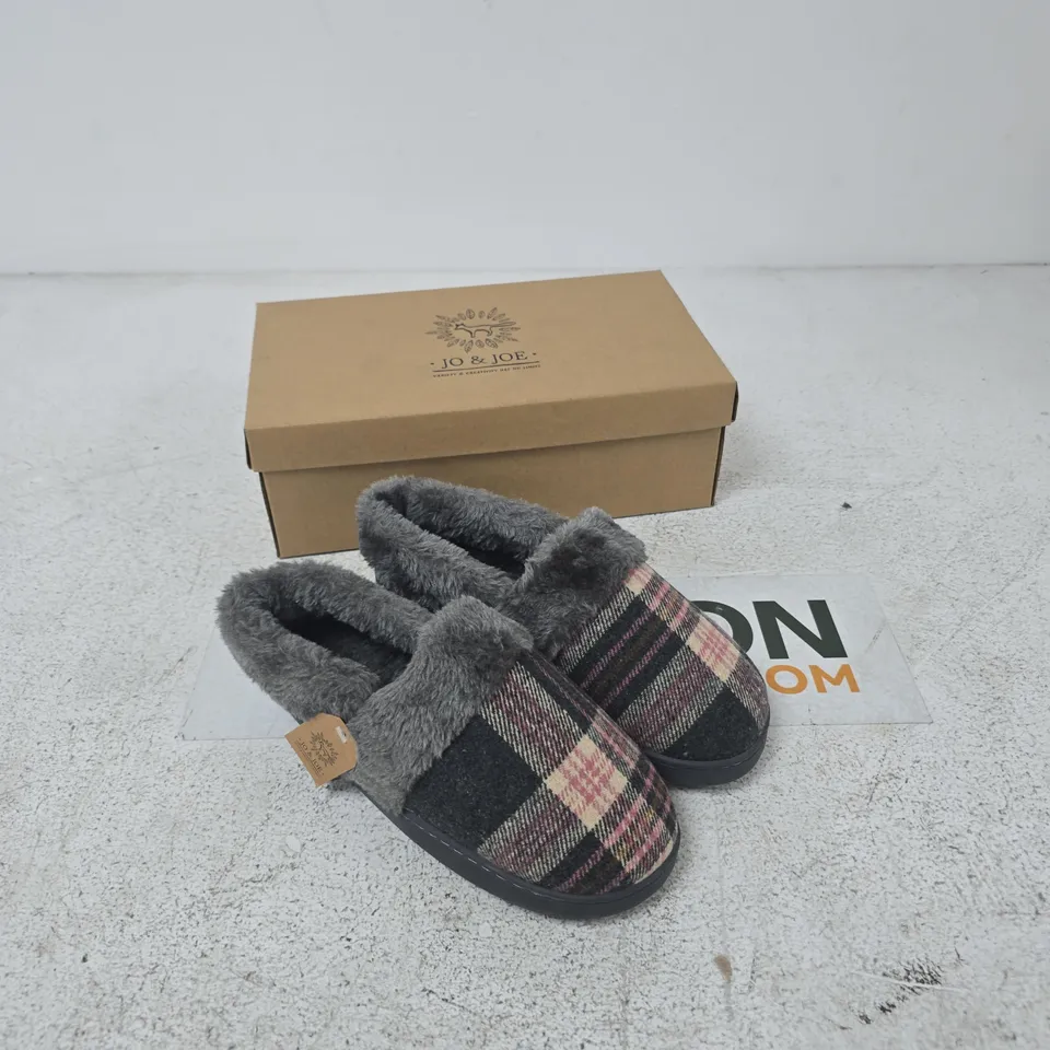 JO & JOE HERITAGE PEBBLE SLIPPERS – PLAID WITH GREY FAUX-FUR, UK 3